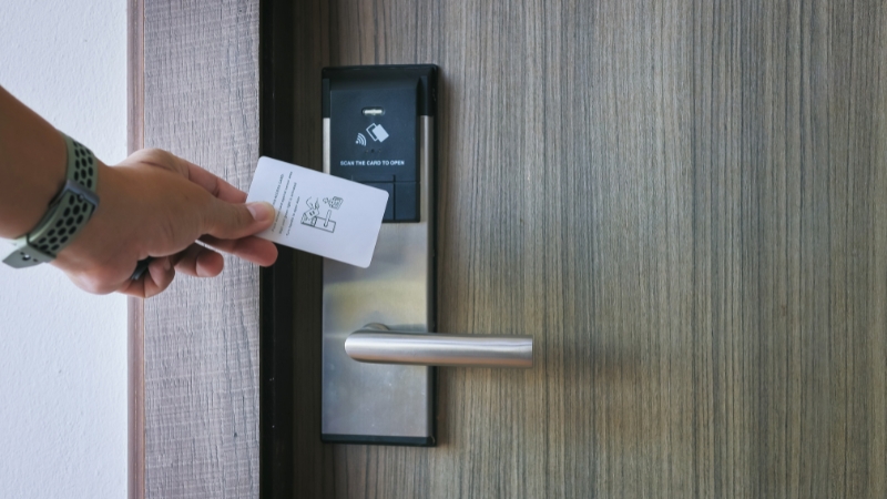 Čovek koristi elektronsku karticu za otključavanje sigurnosne brave na vratima kancelarije