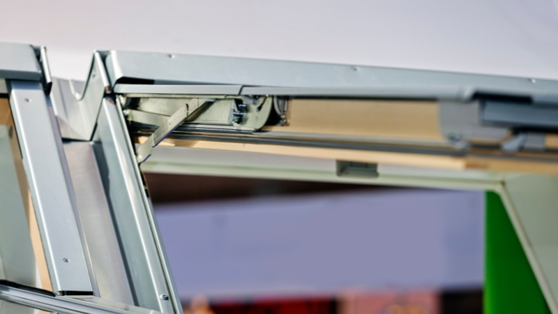 Metalni ventus mehanizam ugrađen na prozor sa aluminijumskim ramom